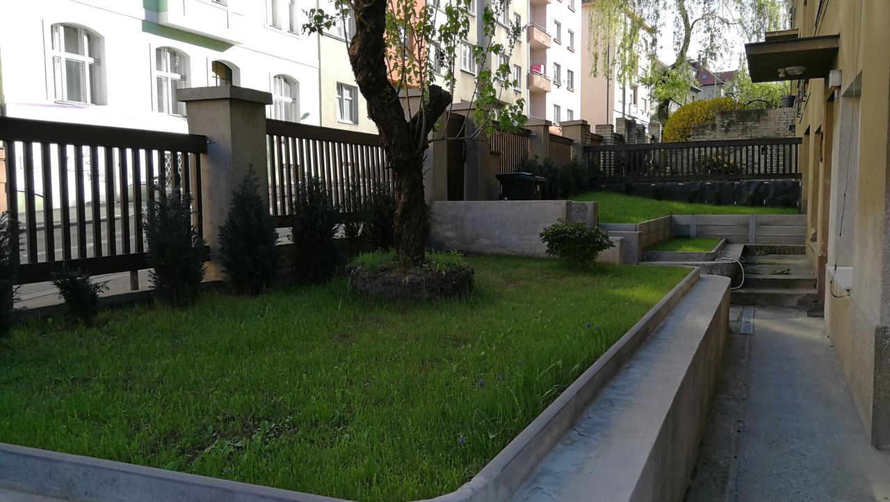 Jezerka Apartments Prag Exteriör bild