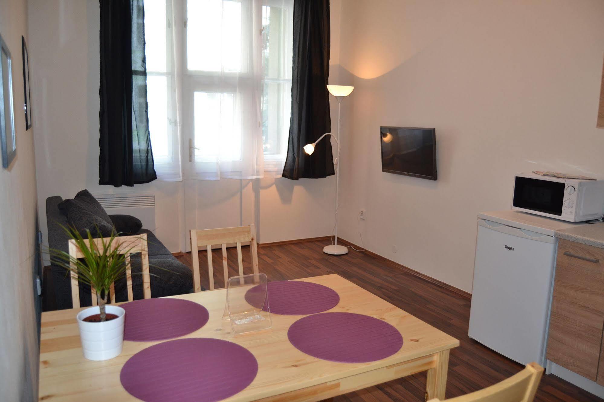 Jezerka Apartments Prag Exteriör bild