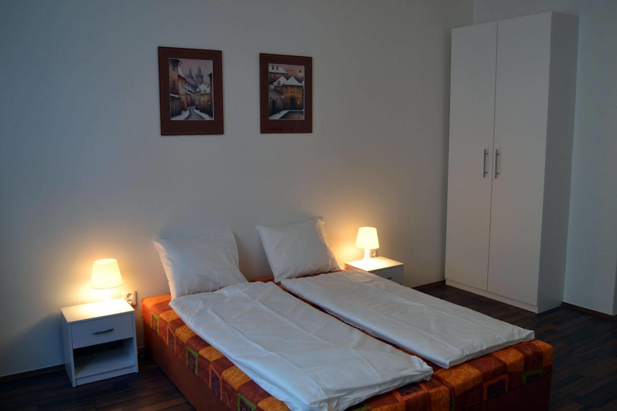 Jezerka Apartments Prag Exteriör bild