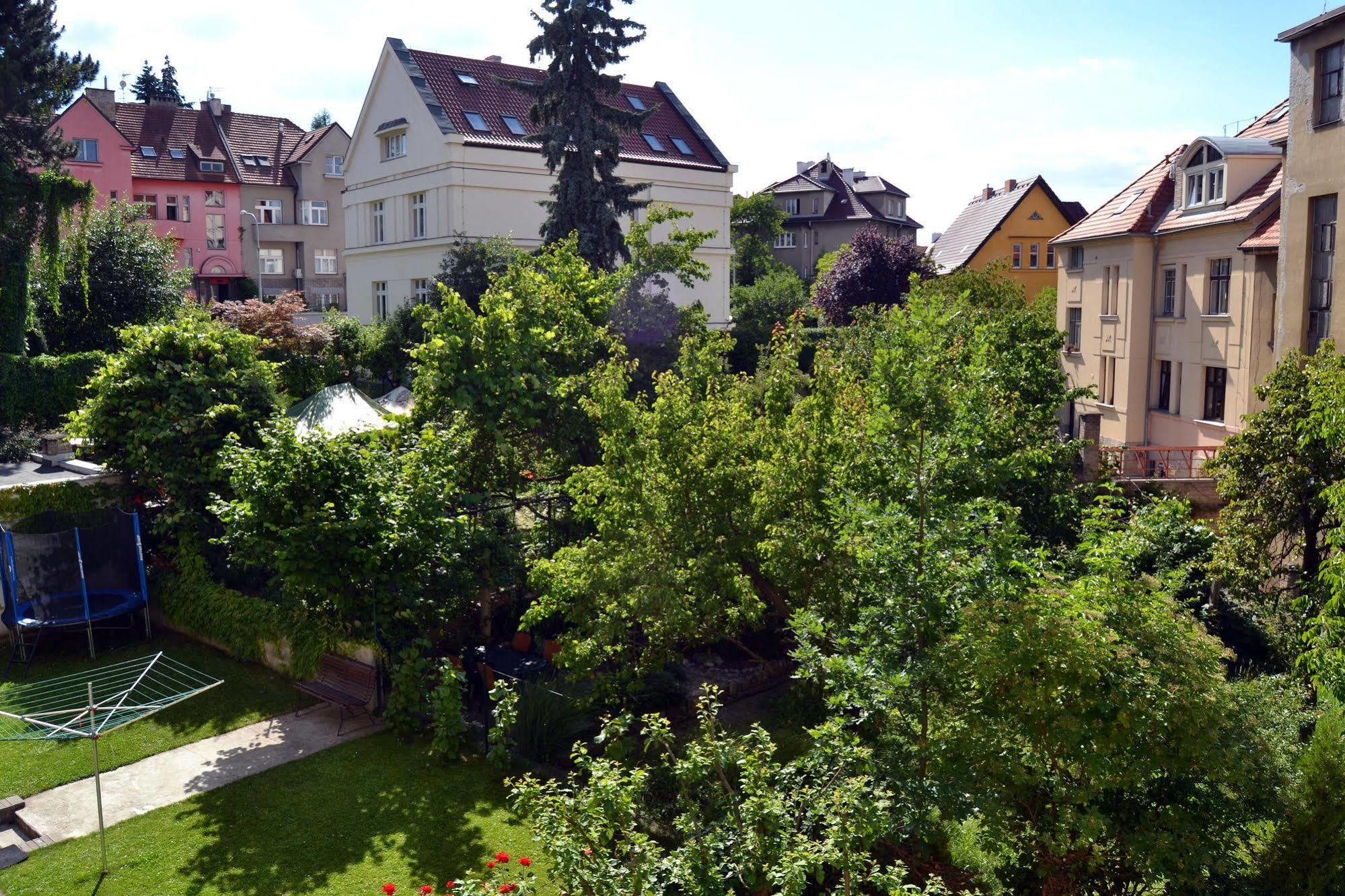Jezerka Apartments Prag Exteriör bild