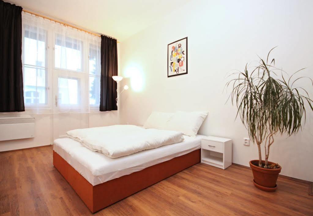 Jezerka Apartments Prag Exteriör bild