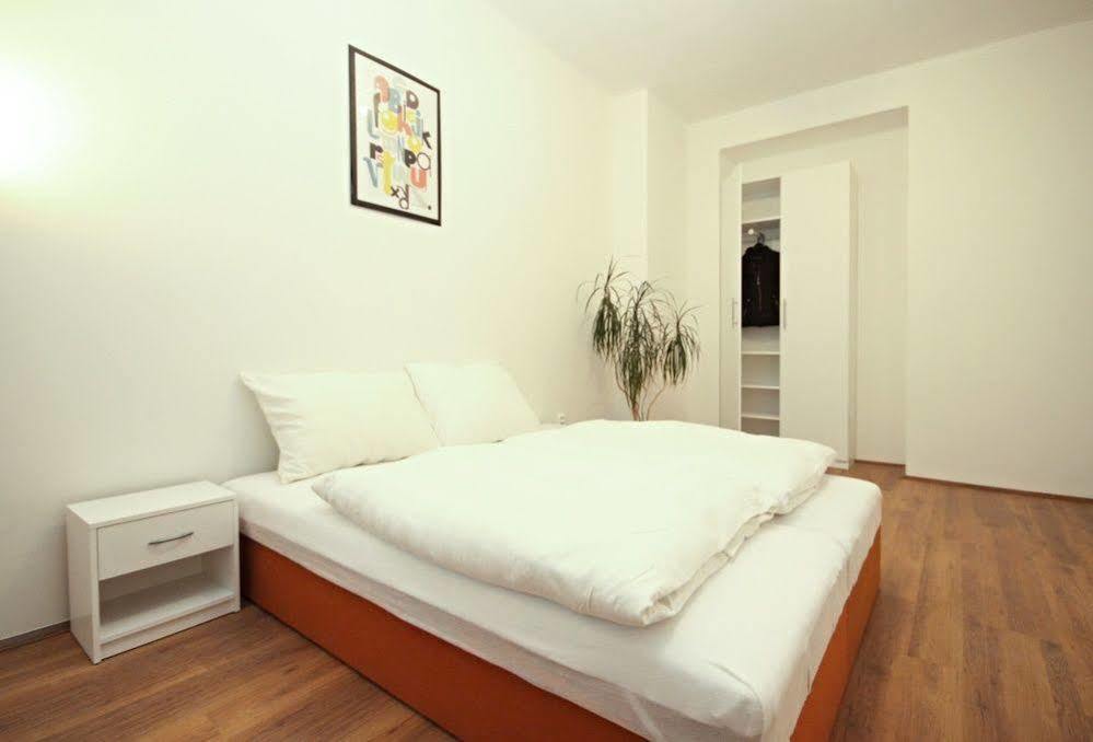 Jezerka Apartments Prag Exteriör bild